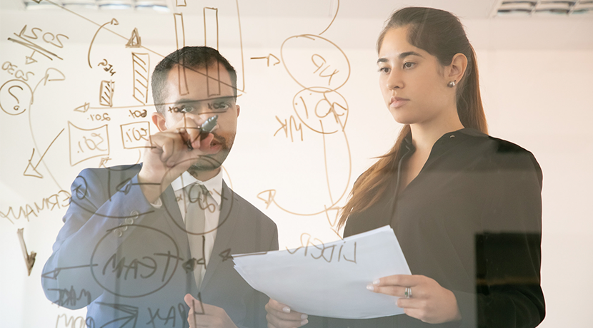Equipo de recursos humanos y líderes evaluando la interconexión de procesos y gestión de talento.