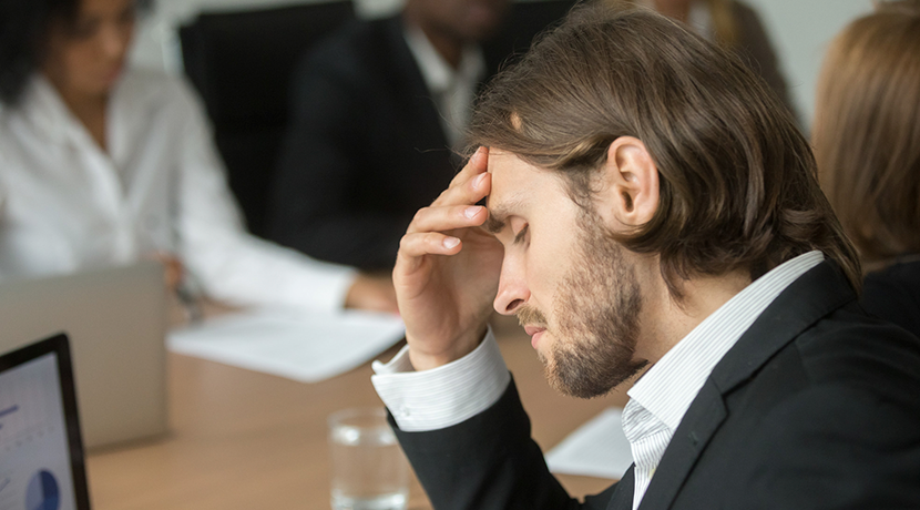 Líder directivo analizando datos de estrategia empresarial para evitar decisiones impulsadas por sesgos.